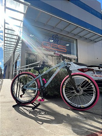BICICLETA MTB FREERIDE ARO (26) ABSOLUTE BRUTUS 8V KIT VELOFORCE 8V FREIO DISC HIDRÁULICO COR AZUL/BRANCO/ROSA