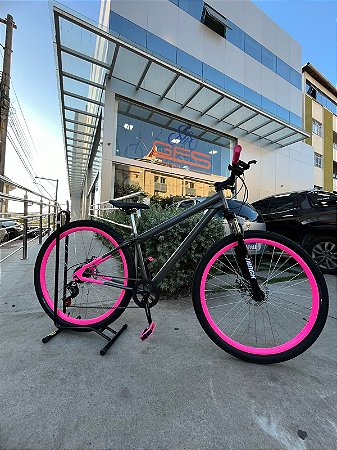 BICICLETA MTB ARO (29) TRACK 7 VELOCIDADES (1X7) FREIO DISC MECÂNICO TAMANHO 15 (P) GRAFITE/PINK EM AÇO CARBONO