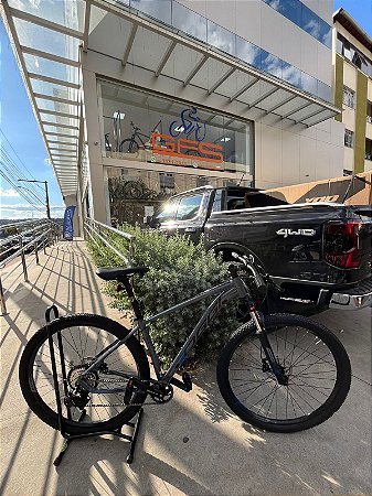 BICICLETA MTB ARO (29) OGGI HACKER HDS SHIMANO ESSA 8V FREIO DISC HIDRÁULICO QUADRO 17 (M) COR GRAF/AZ/PTO