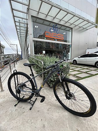 BICICLETA MTB ARO (29) OGGI HACKER HDS SHIMANO ESSA 8V FREIO DISC HIDRÁULICO QUADRO 15 (P) COR GRAF/AMAR/PTO
