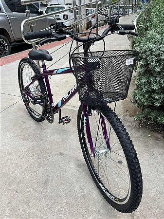 BICICLETA ARO (26) FEMININA COR VIOLETA C/MARCHA 18V MARCA MILANO AUTUNM COM CESTA
