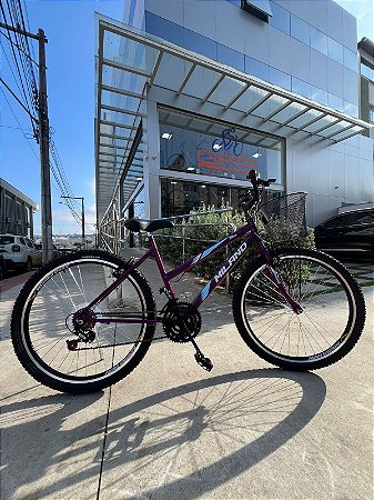 BICICLETA ARO (26) FEMININA COR VIOLETA C/MARCHA 18V MARCA MILANO AUTUNM QUADRO REBAIXADO
