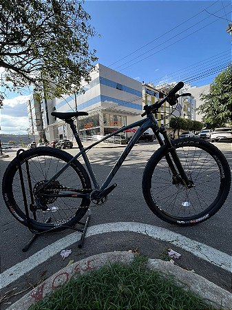 BICICLETA MTB ARO (29) OGGI BW 7.5 GX/XCR 12 VELOCIDADES FREIO DISC HIDRÁULICO TAMANHO 17 (M) COR CINTA/PTO/LARANJA