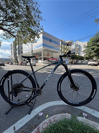 BICICLETA MTB ARO (29) OGGI BW 7.5 GX/XCR 12 VELOCIDADES FREIO DISC HIDRÁULICO QUADRO 17 (M) COR CINZA/PTO/AMA