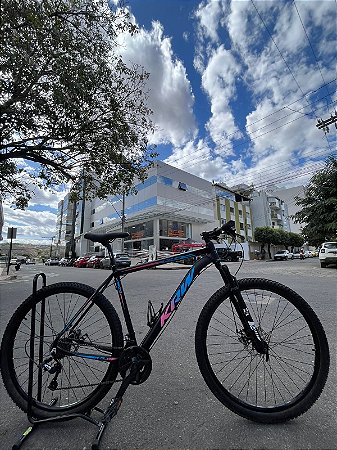 BICICLETA MTB ARO (29) KSW 21 VELOCIDADES (3X7) FREIO DISC MECÂNICO TAMANHO 21(GG) COR PRETO/ROSA/AZUL (USADA)