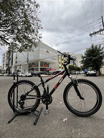 BICICLETA ARO (24) PRETO/VERMELHO 21 VELOCIDADES (3X7) FREIO V-BRAKE CALOI WILD (USADA)