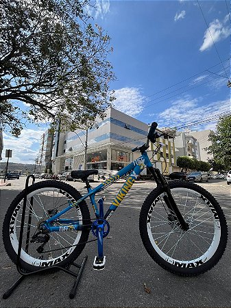 BICICLETA MTB FREERIDE ARO (26) VIKINGX TUFF-25 CAMBIO 8 VELOCIDADES FREIO DISC HIDRAULICO COR AZUL METAL/AMARELO/PRETO