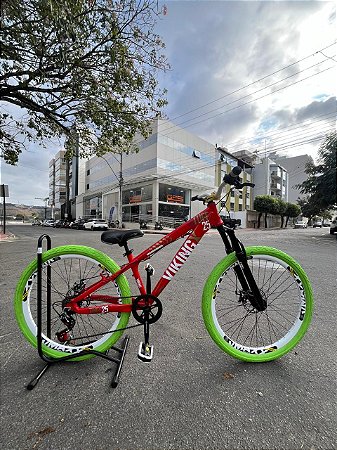 BICICLETA MTB FREERIDE ARO (26) VIKINGX TUFF X-30 CAMBIO 7 VELOCIDADES(1x7) FREIO DISCO MECÂNICO COR VERMELHO/VERDE