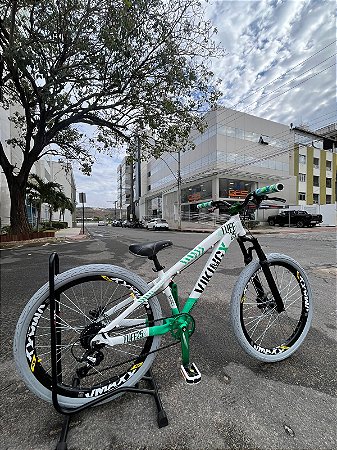 BICICLETA MTB FREERIDE ARO (26) VIKINGX TUFF X-25 CAMBIO 8 VELOCIDADES(1x8) FREIO DISC HIDRÁULICO COR BRANCO/VERDE
