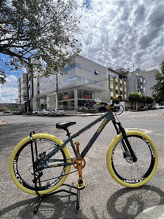 BICICLETA MTB FREERIDE ARO (26) VIKINGX TUFF X-25 CAMBIO 8 VELOCIDADES(1x8) FREIO DISC HIDRÁULICO COR CINZA/AMARELO