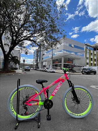 BICICLETA MTB FREERIDE ARO (26) VIKINGX TUFF-25 CAMBIO 21 VELOCIDADES (3x7) FREIO DISC MECÂNICO COR PINK/AMARELO NEON