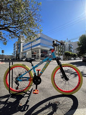 BICICLETA MTB FREERIDE ARO (26) VIKINGX TUFF-25 CAMBIO 21 VELOCIDADES (3x7) FREIO DISC MECÂNICO COR VERDE AZUL/AMARELO