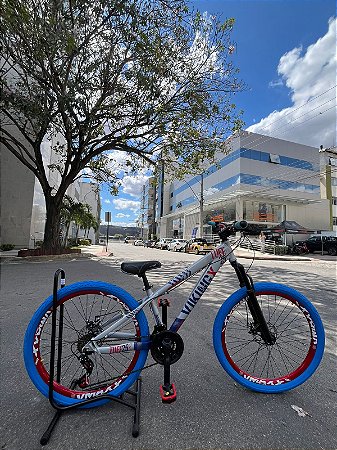 BICICLETA MTB FREERIDE ARO (26) VIKINGX TUFF-25 CAMBIO 21 VELOCIDADES (3x7) FREIO DISC MECÂNICO COR PRATA/VERMELHO/AZUL