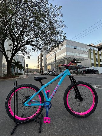 BICICLETA MTB FREERIDE ARO (26) VIKINGX TUFF-38 KIT SINGLE S/MARCHA FREIO DISC HIDRÁULICO SHIMANO COR AZUL/ROSA