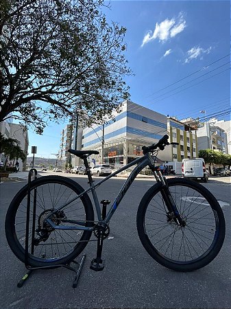 BICICLETA MTB ARO (29) OGGI HACKER HDS SHIMANO ESSA 8V FREIO DISC HIDRÁULICO TAMANHO 15 (P) COR GRAFITE/AZUL/PRETO