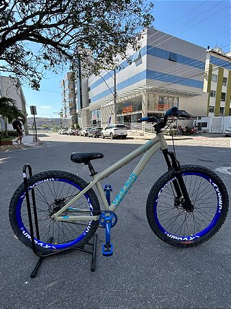 BICICLETA MTB FREERIDE ARO (26) VIKINGX TUFF-38 KIT SINGLE S/MARCHA FREIO DISC HIDRÁULICO SHIMANO COR OLIVA/AZUL