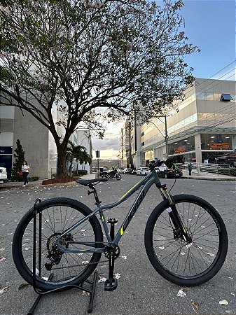 BICICLETA MTB ARO (29) OGGI FLOAT 5.0 SHIMANO ESSA 8 VELOCIDADES FREIO DISC HIDRÁULICO TAMANHO 15 (P) COR  GRAF/PTO/NEON