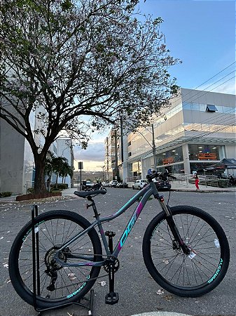 BICICLETA MTB ARO (29) OGGI FLOAT 5.0 SHIMANO ESSA 8 VELOCIDADES FREIO DISC HIDRÁULICO TAMANHO 15 (P) COR GRAF/ROSA/AZUL