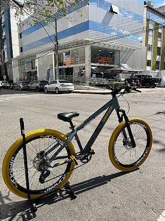 BICICLETA MTB FREERIDE ARO (26) VIKINGX TUFF X-25 CAMBIO 8 VELOCIDADES(1x8) FREIO DISC HIDRÁULICO COR CINZA/AMARELO
