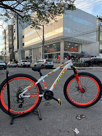BICICLETA MTB FREERIDE ARO (26) PRO-X MANDRAKE KIT 24 VELOCIDADES (3X8) FREIO DISC MECÂNICO COR BRANCO/LARANJA
