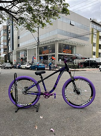 BICICLETA MTB FREERIDE ARO (26) HUPI NAJA KIT SINGLE S/ MARCHA FREIO DISC HIDRÁULICO SHIMANO MT200 COR PRETO/ROXO