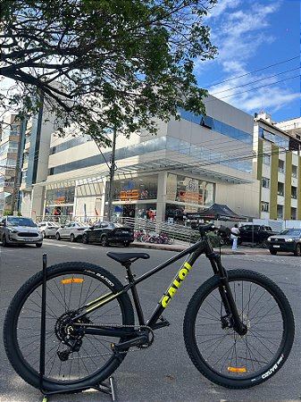 BICICLETA MTB ARO (29) CALOI EXPLORER SPORT SHIMANO CUES 9V FREIO DISC HIDRÁULICO QUADRO 13 (PP) COR PRETO/AMARELA