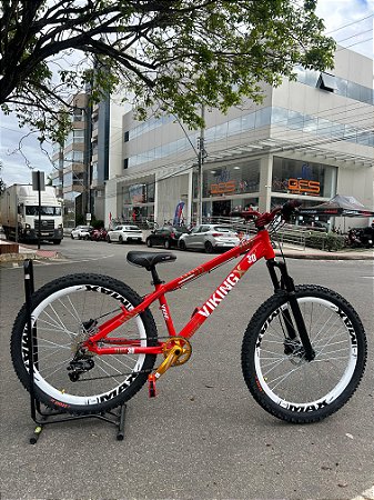 BICICLETA MTB FREERIDE ARO (26) VIKINGX TUFF-25 CAMBIO 8 VELOCIDADES FREIO DISC HIDRAULICO COR VERMELHO/DOURADO