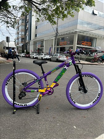 BICICLETA MTB FREERIDE ARO (26) VIKINGX TUFF-25 CAMBIO 8 VELOCIDADES FREIO DISC HIDRAULICO COR ROXO/AMARELO/VERDE