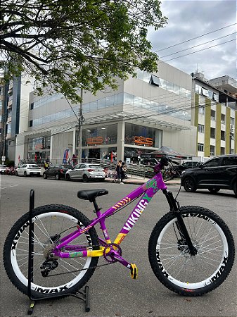 BICICLETA MTB FREERIDE ARO (26) VIKINGX TUFF-25 CAMBIO 8 VELOCIDADES FREIO DISC HIDRAULICO COR ROXO/AMARELO