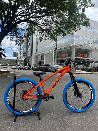 BICICLETA MTB FREERIDE ARO (26) ABSOLUTE BRUTUS KIT SINGLE (S/MARCHA) FREIO DISC HIDRÁULICO MT200 COR LARANJA/AZUL