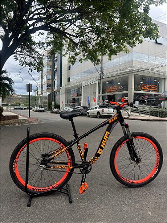 BICICLETA MTB FREERIDE ARO (26) HUPI NAJA KIT SINGLE S/ MARCHA FREIO DISC HIDRÁULICO TRASEIRO SHIMANO COR LARANJA/PRETO