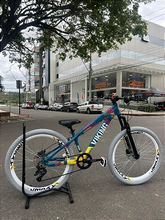 BICICLETA MTB FREERIDE ARO (26) VIKINGX TUFF X-25 CAMBIO 8 VELOCIDADES(1x7) FREIO DISCO HIDRÁULI COR AZUL/AMARELO/BRANCO