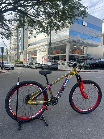 BICICLETA MTB FREERIDE ARO (26) RUSTIC PRO SEM MARCHA FREIO DISC HIDRÁULICO MT200 TRASEIRO COR CAMALEAO/VERMELHO