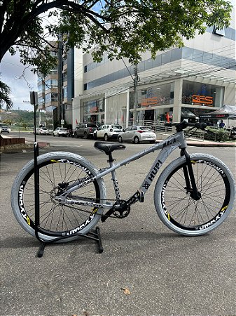 BICICLETA MTB FREERIDE ARO (26) HUPI NAJA KIT SINGLE S/ MARCHA FREIO DISC HIDRÁULICO TRASEIRO SHIMANO COR CINZA/PRETO