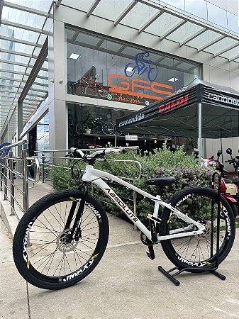 BICICLETA MTB FREERIDE ARO (26) ABSOLUTE BRUTUS KIT SINGLE (S/MARCHA) FREIO DISC HIDRÁULICO MT200 COR BRANCO/PRETO