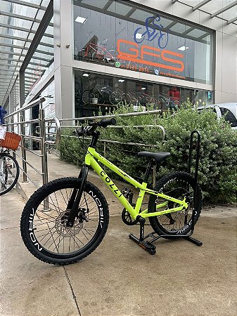 BICICLETA ARO (20) MTB COLLI AIRON 7 VELOCIDADES (1X7) FREIO A DISCO MECÂNICO COR AMARELO NEON