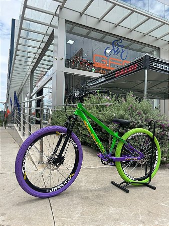 BICICLETA MTB FREERIDE ARO (26) VIKINGX TUFF-X44 CAMBIO 8 VELOCIDADES (1X8) FREIO DISC HIDRAULICO COR VERDE/ROXO