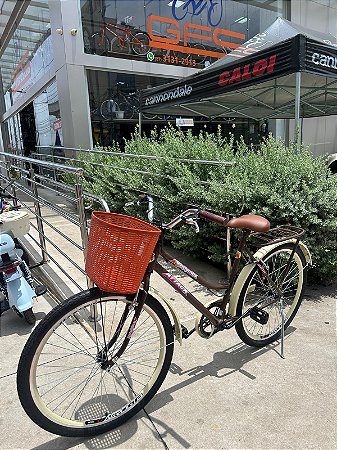 BICICLETA ARO (26) FEMININA COR MARRON/BEGE S/MARCHA FREIO V-BRAKE (A MÃO) MARCA ATTACK TROPYMAX COM CESTA