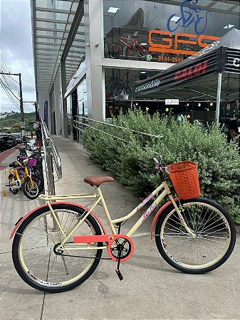 BICICLETA ARO (26) FEMININA COR BEGE/SALMON S/MARCHA FREIO V-BRAKE (A MÃO) MARCA ATTACK TROPYMAX COM CESTA