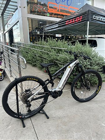 BICICLETA MTB FULL ELÉTRICA ARO (29) OGGI RAZZO T-130 CUES 11 VELO FREIO DISC HIDRAULICO TAMANHO 17 (M) COR PRATA/PRETO