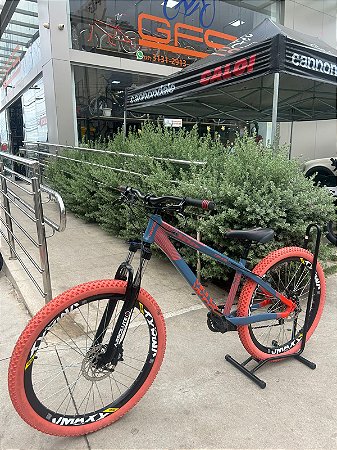 BICICLETA MTB FREERIDE ARO (26) VIKINGX TUFF H-25 8 V (1x8) FREIO DISC HIDRÁULICO COR CINZA AZUL/LARANJA (USADA)