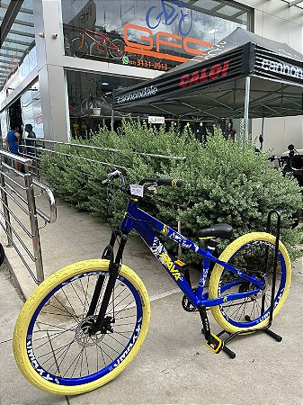 BICICLETA MTB FREERIDE ARO (26) RAVA CAMBIO 7 VELOCIDADES (1X7) FREIO DISCO MECÂNICO COR AZUL/BRANCO/AMARELO