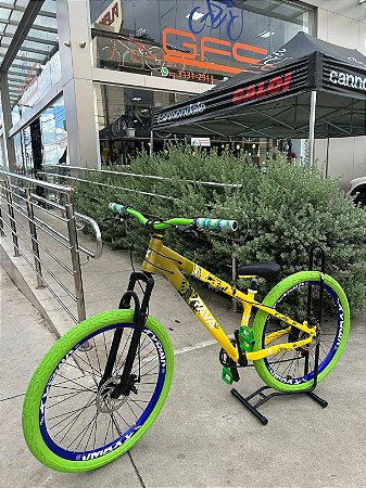 BICICLETA MTB FREERIDE ARO (26) RAVA CAMBIO 7 VELOCIDADES (1X7) FREIO DISCO MECÂNICO COR AMARELO/VERDE