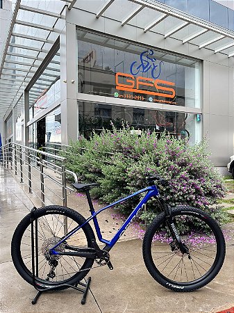 BICICLETA MTB ARO (29) ORBEA ALMA M50 CARBON SHIMANO DEORE 12 VELOCIDADES FREIO DISC HIDRAULICO TAMANHO 17(M) COR AZUL