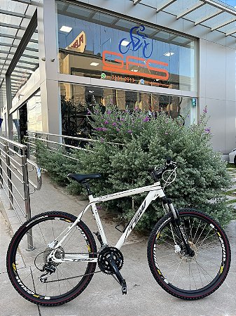 BICICLETA MTB ARO (26) TSW HUNTER 24 VELO0CIDADES (3X8) FREIO DISC HIDRÁULICO COR BRANCO/PRETO (USADA)