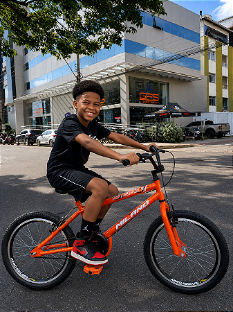 BICICLETA ARO (20) MASCULINA COR CROMOCOLOR LARANJA S/MARCHA FREIO V-BRAKE MARCA MILANO FREESTYLE