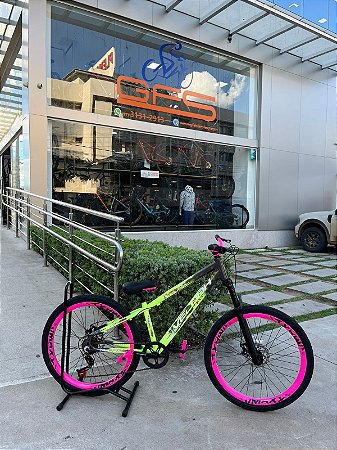 BICICLETA MTB FREERIDE ARO (26) VELOOH RIDE 7 VELOCIDADES (1X7) FREIO DISC MECÂNICO COR AMARELO NEON/ROSA