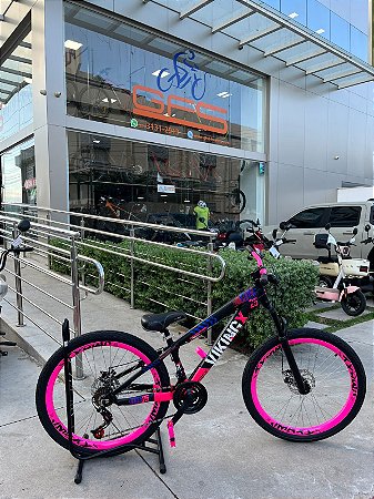 BICICLETA MTB FREERIDE ARO (26) VIKINGX TUFF-25 CAMBIO 24 VELOCIDADES (3x8) FREIO DISC MECÂNICO COR PRETO/ROSA/AZUL