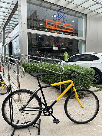 BICICLETA ARO (26) MASCULINA MTB SEM MARCHA FREIOS V-BRAKE COR PRETO/AMARELO (USADA)