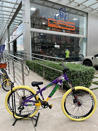 BICICLETA MTB FREERIDE ARO (26) VIKINGX TUFF X-25 CAMBIO 8 VELOCIDADES (1x8) FREIO DISC HIDRÁULICO COR ROXO/AMARELO
